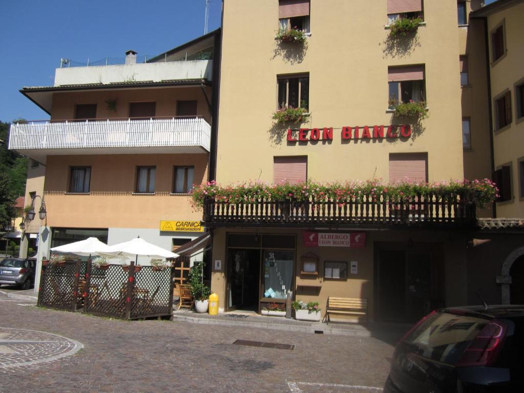 Albergo Leon Bianco Moggio Udinese Buitenkant foto