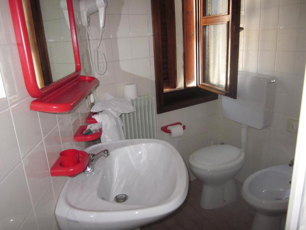 Albergo Leon Bianco Moggio Udinese Kamer foto