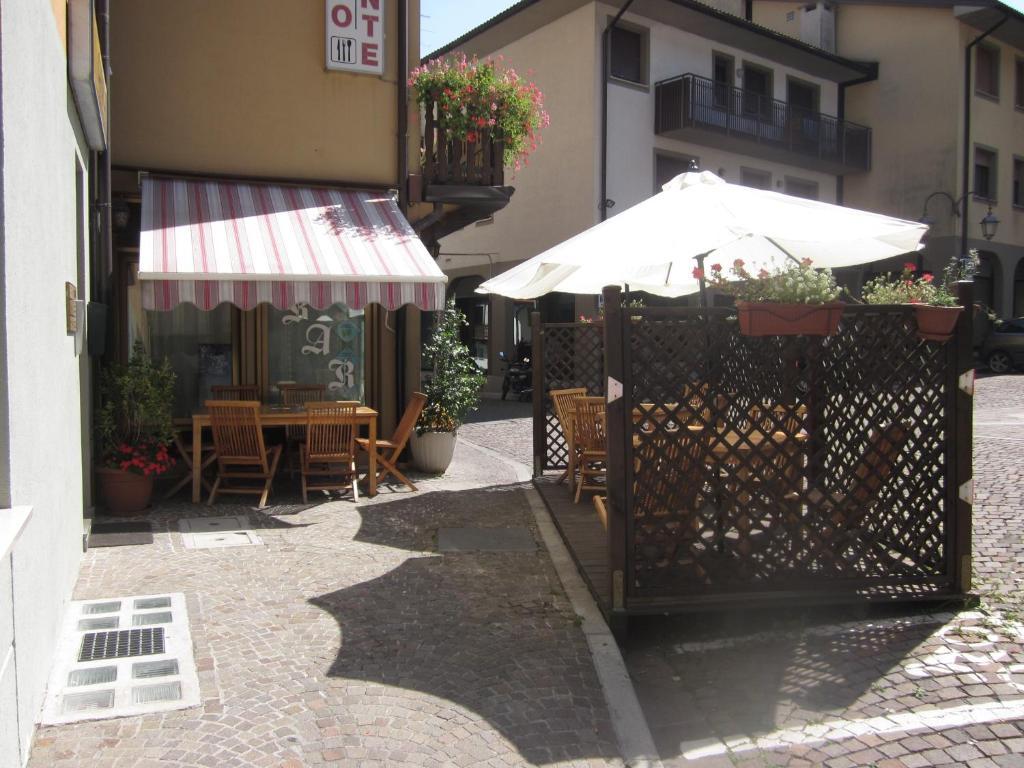 Albergo Leon Bianco Moggio Udinese Buitenkant foto