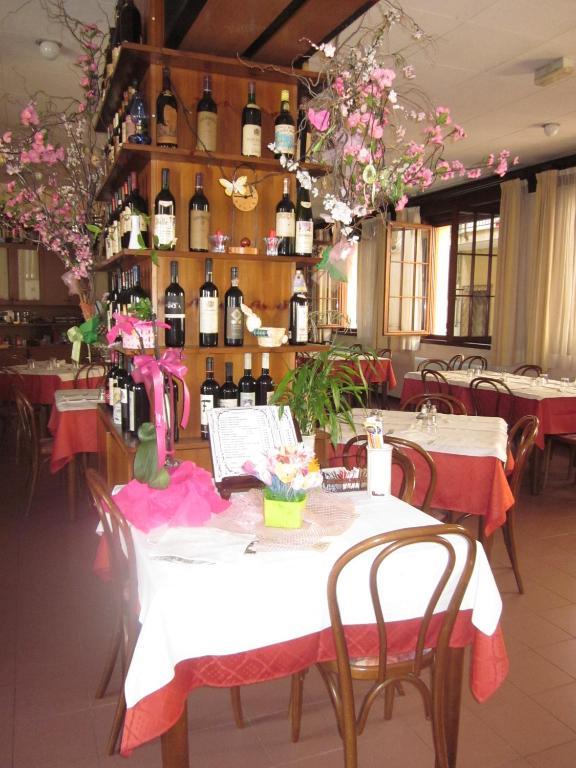 Albergo Leon Bianco Moggio Udinese Buitenkant foto