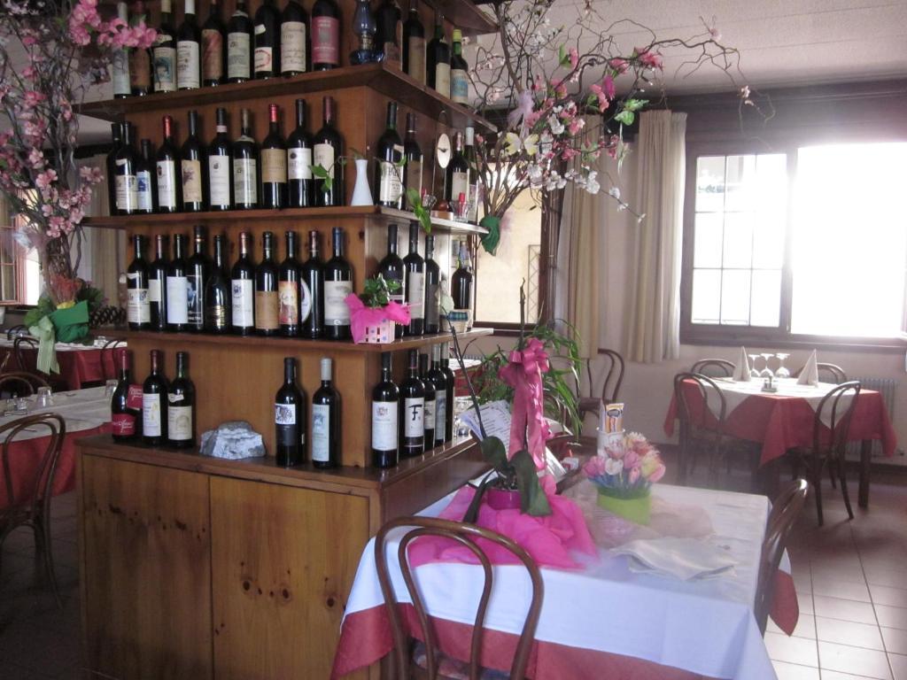 Albergo Leon Bianco Moggio Udinese Buitenkant foto